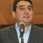 El alcalde de Sabadell (Barcelona), Manuel Bustos (c), acompañado por otros integrantes de su equipo de gobierno, durante la rueda de prensa que ha ofrecido esta mañana tras ser imputado en la causa sobre una supuesta trama de corrupción vinculada a recalificaciones urbanísticas.
