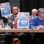 El concejal de Latina del PP, Pablo Cavero, junto con los vocales vecinos populares ayer durante el Pleno del distrito