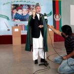 El presidente afgano Hamid Karzai (i) habla con los medios de comunicación tras votar durante la jornada de elecciones parlamentarias en Kabul, Afganistán,