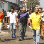 Ciudadanos y propietarios de locales comerciales, armados con palos, recorren hoy, viernes 6 de enero de 2017, las calles aledañas a un mercado de la ciudad mexicana de Veracruz (México), como medida de contención ante los saqueos en comercios
