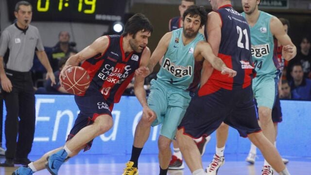El escolta del Caja Laboral Baskonia Fernando San Emeterio (i), y el escolta del Regal Barcelona Juan Carlos Navarro