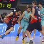 El escolta del Caja Laboral Baskonia Fernando San Emeterio (i), y el escolta del Regal Barcelona Juan Carlos Navarro