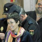 Mirian Campos, que ya ha sido absuelta, y Xabier Alegría, presunto cabecilla de Udalbiltza, llegan ayer a la sala