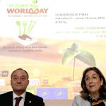 El rector de la UVA Daniel Miguel, junto con y la directora general de Desarrollo Rural y Política Forestal, Begoña Nieto