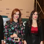 La presidenta de las Cortes, Silvia Clemente, recibe el Premio al Personaje Público de Castilla y León que mejor Comunica acompañada por Eliecer Villar, Imelda Rodríguez y Luis Barcenila