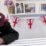 Una mujer firma en el libro de condolencias en un local en Finchley, que fue el distrito electoral de Thatcher
