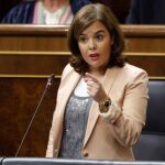 GLa vicepresidenta del Gobierno, Soraya Sáenz de Santamaría, durante su intervención en el pleno que se celebra en el Congreso de los Diputados