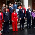 El presidente del Gobierno, Pedro Sánchez y el resto de su gabinete posan para la foto de familia en La Moncloa. EFE/Chema Moya