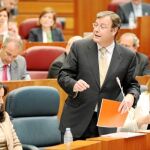 El consejero de Fomento, Antonio Silván, rechaza la paralización de obras por el Gobierno en un pleno de las Cortes
