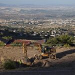 Una excavación anterior en Alfacar (Granada) para buscar los restos de Lorca / Foto: Efe