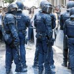 Los Mossos han tenido que cargarse de paciencia para evitar provocaciones en el barrio de Gràcia