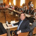 El consejero de Sanidad, Antonio Sáez Aguado, en una reunión con los representantes sindicales de los profesionales sanitarios