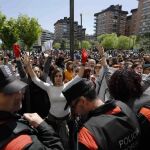 La plaza situada ante el Palacio de Justicia de Pamplona ha sido escenario de momentos de gran tensión cuando los cientos de manifestantes que están expresando su indignación por el fallo judicial de La Manada