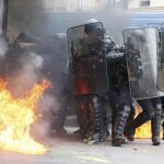Agentes antidisturbios de la Gendarmería francesa atacados con un coctel molotov durante los disturbios