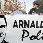 El hijo de Otegi encabezó la marcha de San Sebastián ayer en apoyo a la libertad de su padre