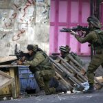 Soldados israelíes toman posiciones durante una nueva jornada de enfrentamientos con palestinos en la ciudad cisjordana de Hebrón
