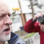 Jeremy Corbyn, rodeado por los fotógrafos, ayer a la salida de su domicilio en el norte de Londres