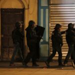 Policías participan en una operación antiterrorista en Saint Denis cerca de París.