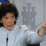 La portavoz del Ejecutivo, Isabel Celaá, durante la rueda de prensa posterior la reunión del Consejo de Ministros, la primera del gabinete de Pedro Sánchez. EFE/ Ballesteros