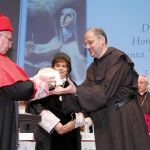 Saverio Cannistrà recogió el birrete laureado, excelencia de la dignidad doctoral, de manos del cardenal arzobispo Cañizares