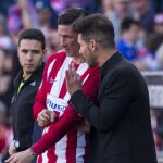 Simeone da instrucciones a Fernando Torres antes de salir al campo durante un encuentro de este curso
