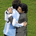 Maradona abraza a Messi