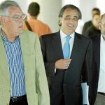 Millet y Montull a su llegada a los juzgados, acompañados por el abogado Pau Molins
