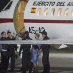 Sergio Morate (c derecha), principal sospechoso del doble crimen de Cuenca, antes de subir al avión que lo trasladó a España
