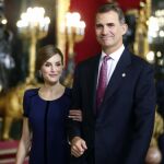 Los Reyes a su llegada a la recepción que han ofrecido hoy en el Palacio Real