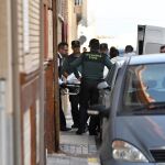 Operarios de la funeraria trasladan los restos mortales del menor de 8 años / Efe