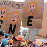 Manifestantes de la oposición marchan para exigir la consulta para pedir la marcha de Maduro