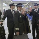 Varios pilotos esperan noticias en el aeropuerto de Son San Joan, en Palma