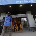 Entrada de la sede del PP, en la Calle Génova de Madrid, donde la Policía acudió tras la denuncia del extesorero del PP Luis Bárcenas