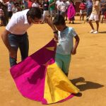El diestro David Fandila «El Fandi» enseñando a un niño esta mañana en El Puerto de Santa María / Maite Sánchez