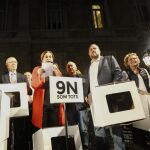 La alcaldesa de Barcelona, Ada Colau (i) , acompañada entre otros por el líder de ERC, Oriol Junqueras (d), lee esta tarde en la plaza Sant Jaume el manifiesto contra las querellas "antidemocráticas"