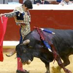 Alberto López Simón al inicio de su faena de muleta, ayer en Illumbe