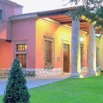 El establecimiento es una casa solariega circundada por un jardín y un pinar