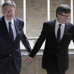 El presidente de la Generalitat, Carles Puigdemont, recibe al de la Generalitat Valenciana, Ximo Puig en el Palau de la Generalitat.