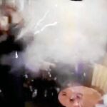 El momento de la explosión fue grabado por las cámaras de seguridad del restaurante