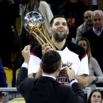 El capitán del Real Madrid, Felipe Reyes, recibe el trofeo de manos del Rey Felipe VI tras vencer al Barcelona
