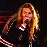 Duras críticas a Amaia Montero, a la que acusan de salir borracha a un concierto en Piélagos (Cantabria)