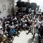 Imagen de los inmigrantes a bordo del Aquarius. (Foto: Karpos/SOS Mediterranee)