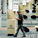 Trabajadores electorales preparan los últimos detalles en un centro electoral en Bogotá de cara a las elecciones presidenciales de hoy / Reuters