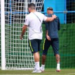 Neymar abandona el entrenamiento por una molestia en el tobillo de la pierna derecha / Foto: Reuters