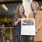 La consejera de Familia e Igualdad de Oportunidades, Alicia García, trespaldó con su presencia, la presentación del calendario solidario de la Asociación Síndrome de Down de Ávila. En la imagen con la presidenta de la entidad, Pilar Florencio