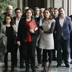 Colau junto a las parejas de los independentistas en prisión: Laura Masvidal (i), esposa de Joaquim Forn; Susanna Barrera (2i), esposa de Jordi Sánchez, y Txell Bonet (3d), pareja de Jordi Cuixart