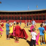 El diestro sevillano junto a los niños en una clase de toreo de salón