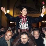 La rejoneadora francesa Lea Vicens sale a hombros del Coso de la Misericordia