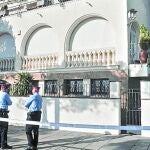 En la imagen, dos agentes de los Mossos, frente a la casa donde falleció el empresario Jordi Comas en un asalto