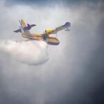 Un hidroavión de la Unidad Militar de Emergencias (UME) durante las labores de extinción del incendio producido hoy en el cementerio de neumáticos de Seseña (Toledo).